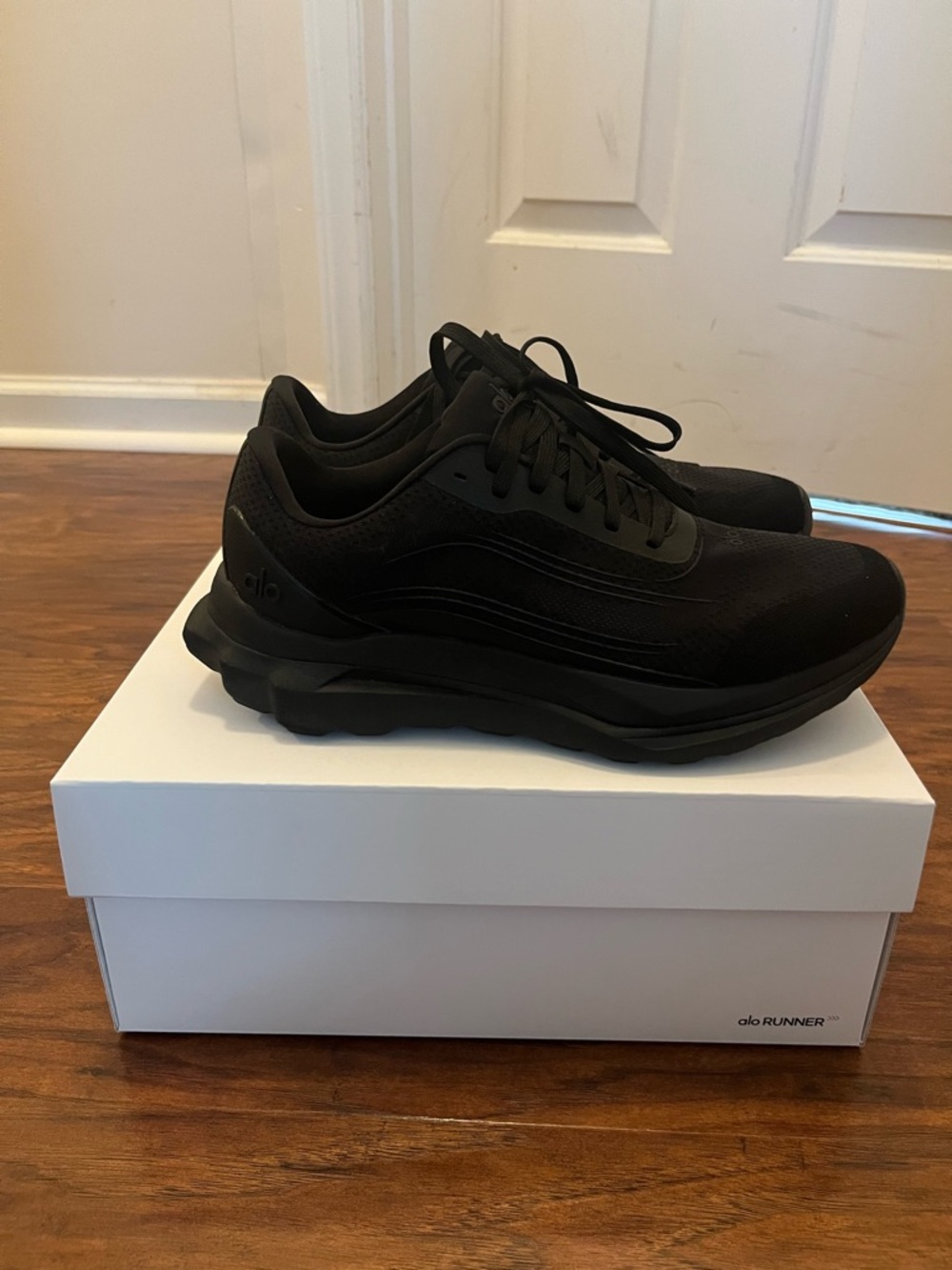 🧘🏽♀️ LIKE NEW ALO Yoga Runner, Color: Black, Unisex Size: US M8.5/W10
